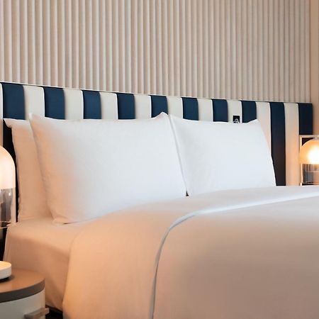 W Sydney Ξενοδοχείο Εξωτερικό φωτογραφία A bed with a headboard