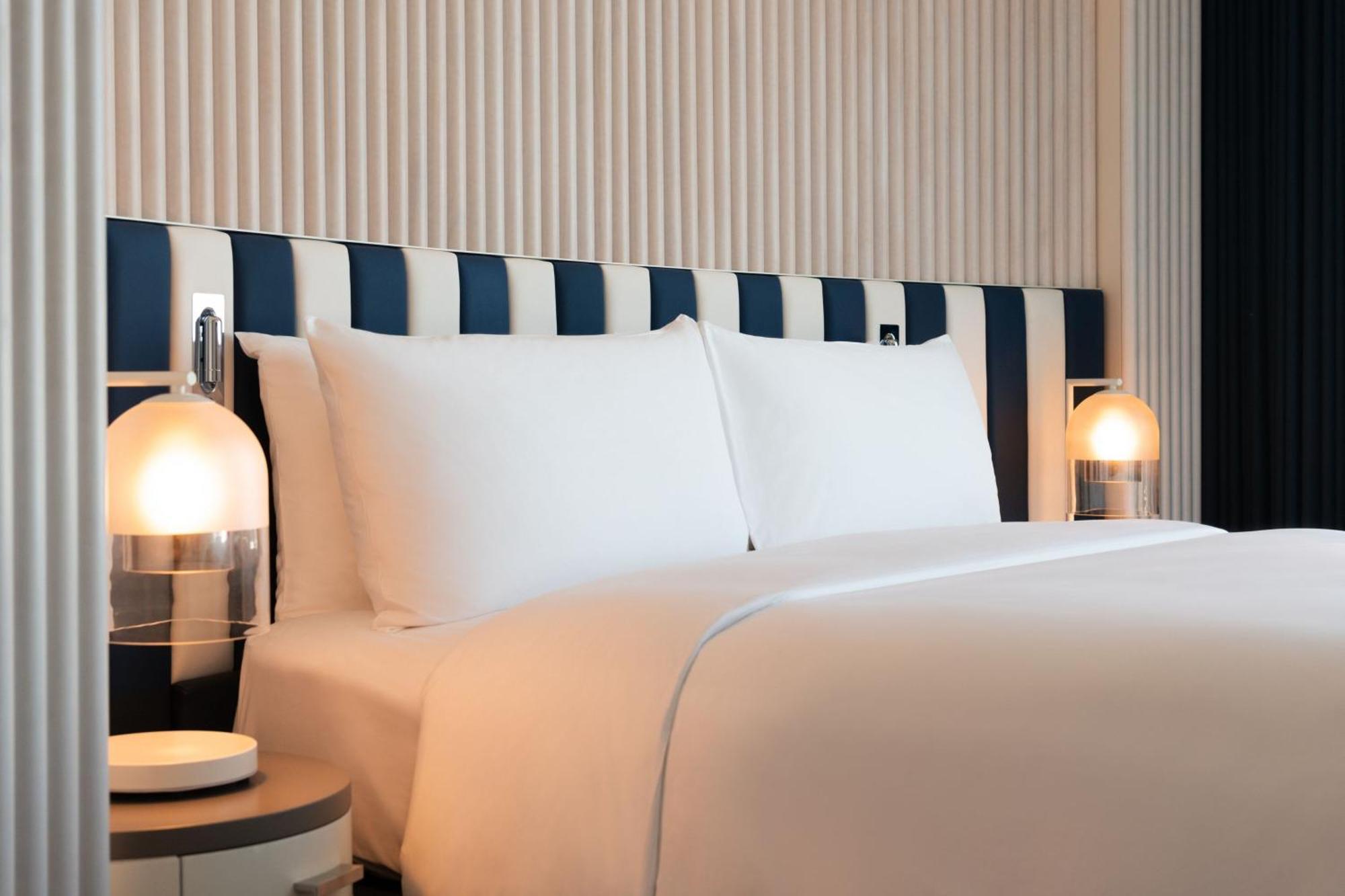 W Sydney Ξενοδοχείο Εξωτερικό φωτογραφία A bed with a headboard